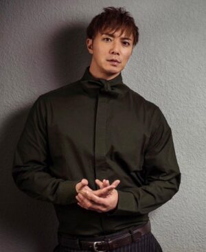 Hiroki Narimiya Instagram - HN PRODUCT からDress Shirt の受注オーダースタートしました。カラーは、White, Black,Army greenの3色。SからXXLまでオーダーできます。
素材はコットン95% スパンデックス5%
少しストレッチが効いている素材。

そしてHNPの定番のアイテム、TシャツSUNGLASSなど、最大50%SALEもスタートしました。
在庫がある分だけなので、気になっている方は是非どうぞお早めに:)

#mensfashion #unisexfashion #aw #shirt #hnproduct #メンズファッション #レディースファッション #シャツコーデ #シャツコーデメンズ