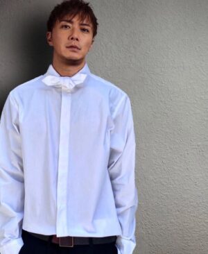 Hiroki Narimiya Instagram - HN PRODUCT からDress Shirt の受注オーダースタートしました。カラーは、White, Black,Army greenの3色。SからXXLまでオーダーできます。
素材はコットン95% スパンデックス5%
少しストレッチが効いている素材。

そしてHNPの定番のアイテム、TシャツSUNGLASSなど、最大50%SALEもスタートしました。
在庫がある分だけなので、気になっている方は是非どうぞお早めに:)

#mensfashion #unisexfashion #aw #shirt #hnproduct #メンズファッション #レディースファッション #シャツコーデ #シャツコーデメンズ