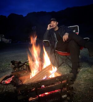 Hiroki Narimiya Instagram - スキー場がオフシーズンなので、僕たちの貸し切りです。
3pmからBBQスタートして最後に焚き火を見ながらいい感じ。夜になってちょっと寒くなってきたんで、焚き火の温かさが心地良いです。ずっと見てられますね、炎って。。。
ちょっと服が煙臭いすが最高です😂

#bbq 
#乾杯 
#焚き火 
#贅沢な時間 
#mellow 
#chillvibes 
#lofimusic 
@ozetokura