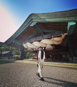 Hiroki Narimiya Instagram - 人生初の島根の旅。

出雲神社は縁結びの神様だそうで、
仕事でもプライベートでも良い出会いが
ありますようにお祈りしてきました。
そして今ある命に感謝。

さきみたま、くしみたま、まもりたまひ、さきはへたまへ

って祈るのが正式みたい。石板に書いてあったw

#厄年男 
#縁結び 
#出雲大社