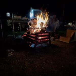 Hiroki Narimiya Instagram - スキー場がオフシーズンなので、僕たちの貸し切りです。
3pmからBBQスタートして最後に焚き火を見ながらいい感じ。夜になってちょっと寒くなってきたんで、焚き火の温かさが心地良いです。ずっと見てられますね、炎って。。。
ちょっと服が煙臭いすが最高です😂

#bbq 
#乾杯 
#焚き火 
#贅沢な時間 
#mellow 
#chillvibes 
#lofimusic 
@ozetokura