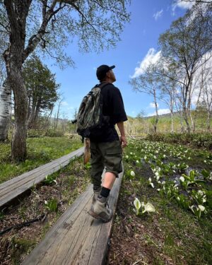 Hiroki Narimiya Instagram - 雪解けの春に咲く水芭蕉を
見にHiking してきました。
中々ハードな13kmの道のりでしたが、最高の体験でした。

#尾瀬ヶ原 
#水芭蕉 
#大自然 
#ハイキング 
#hiking 
#ozenationalpark 

WEAR 
#adidasy3 
#louisvuitton 
#gregoryjapan