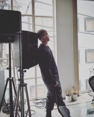 Hiroki Narimiya Instagram - セレクトショップMIDWESTさんとの
コラボT-shirtの最終打ち合わせと撮影の下見でスタジオに。4月にリリース予定っす:) 

#コラボtシャツ