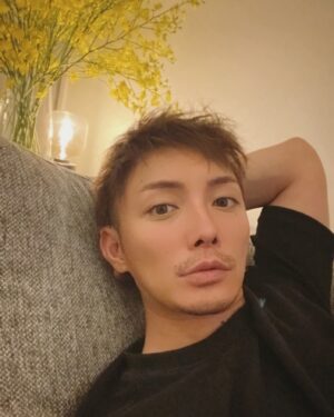 Hiroki Narimiya Instagram - 考えてます。。。ひらめきCOME ONNN!! もうずっと考えてるんだけどw