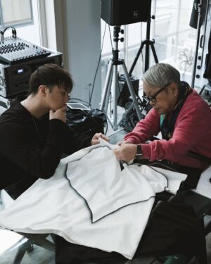 Hiroki Narimiya Instagram - 今、とてもLOVEというテーマが大切なのではないかとセレクトショップMIDWESTオーナーの大澤氏と久しぶりにお茶をした時に話になった。

大澤氏は、47年ファッションの先端を走り続けているセレクトショップMIDWESTのオーナー。国内、海外全てのBuying も手掛け、世界のファッションを見続けている僕の古くからの尊敬する先輩。
そんな人生の大先輩とLOVEをテーマに何か作ってみようかとその場で話になり今回、世代を超えた2人のコラボレーションが実現することになりました。

周りの人に対する優しさや、大切な人を思う気持ち、そして今は特に願う事ですが、世界の平和を願う気持ち、そして自分を愛する事。

色々な願いや愛の形がありますが、LOVEというテーマをファッションというステージではなく、力を抜いてかっこつけずに自然に表現しようと、これからの季節に合わせてTシャツのプロダクトを選びました。

地、首周り、肩周りは直接布の断面が肌に当たらないように共地で包むタコバインダー仕上げ。今の気分は少しビックシルエットかなと思いサイズ感は少し大きめ

ハートのシェイプは京都のフリーハンドクラフトペインター川井 修氏に、一つ一つエアブラシで仕上げてもらいました。ですので、少しづつ違いはありますが、ハートの形にこだわって今回のデザインにしておりますので、大きく変わることはございません。

今回はオンライン限定、数量限定で発売決定。

素材: Cotton 100％（厚手）
原産国: 日本
Free…着丈79cm, 身幅63cm, 肩幅57cm, 袖丈22cm

Collaboration with @midwest_official 
@masaruosawa 
Camera @nokusd 

#ビッグtシャツ 
#ユニセックス 
#tshirt 
#love