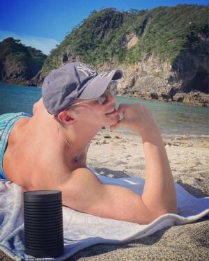 Hiroki Narimiya Instagram - On the beach at Tokyo island.🏝 気持ちいいんでウクレレソング聴きながら:)))
#tokyoislands #beach #ukulelesongs 
#beosoundexplore 
#bangolufsen 
#beachmusic 
#pr 
#東京の島 
#式根島