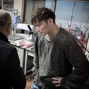 Hiroki Narimiya Instagram - 僕のアクセサリーを作ってくれている山梨のファクトリーJ.I.クラフトさんに日本に帰ってきてから、1度も会ったことがなかったから、ご挨拶に行ってきました。
どうやって金属がアクセサリーになるのか、デザインをする上で、ちゃんと職人さんとお会いして見ておく必要があると思った。

#ブランド #アクセサリー #職人技 #出会い#y3