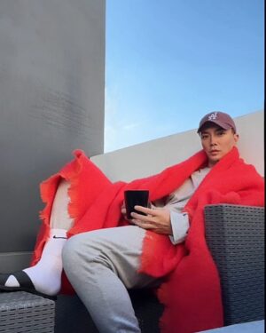 Hiroki Narimiya Instagram - テラスでミルクティー。
新しいブランケット届いた:) 

#terrace 
#milktea 
@lagomoro