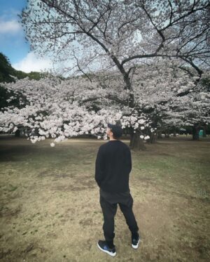 Hiroki Narimiya Instagram - Spring sometimes reminds me of memories of spring in the distant past.

春って、遠い過去の”春の記憶”を急に思い出したりします。

#memories #spring #思い出 #花見 @adidasy3 @kithfootwear