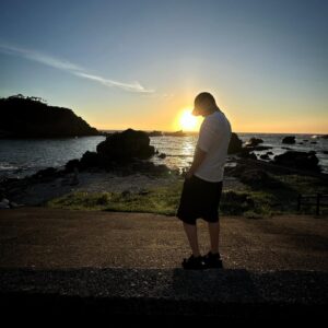 Hiroki Narimiya Instagram - 夕日が暮れる最後まで眺めてました。
たくさん海に潜ったんで、いい感じに疲れてお腹空きましたw

#夏休み 
#式根島