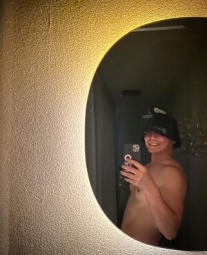 Hiroki Narimiya Instagram - 整いました。。

#サウナ #おひとりさま #夏バテ防止 #saunatime #privatesauna