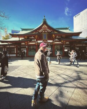 Hiroki Narimiya Instagram - 初詣、快晴、そして感謝と今年の抱負を神様に伝えてきました。参拝者もたくさんいるので、住所と名前も神様にお伝えておきました。

今日は少し暖かかったので、昔頂いたLVのムートンとクロコのシルバーの金具付きブーツ、ディーゼルのデニム、GAPストライプシャツ;)

#初詣
#日枝神社 
#願い事
#メンズコーデ 
#louisvuittonmen 
#diesel 
#gap