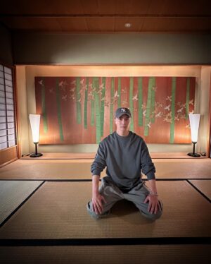 Hiroki Narimiya Instagram - 修善寺へ温泉旅行

畳に正座すると、何だか背筋が伸びますねw
修善寺は他の温泉地より静かでひっそりしてるから好きです。

鳥の鳴き声、虫の鳴き声と小川のせせらぎがBGM

#修善寺 
#自然な音
#onsen 
#hotsprings 
#soundofnature 
@yagyunosho