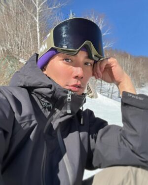 Hiroki Narimiya Instagram - 朝3時起きで、1泊2日で山に行ってきました！
今年は友人の助けもあって、ギアを揃えることができたので
自分の板で滑れてすごく楽しかったです。

#スノボー 
#楽しい休日 
#snowboarding 

AIMPOINTのSHOPの皆さんありがとうございました:)