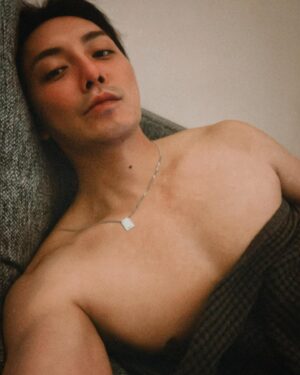 Hiroki Narimiya Instagram - GW楽しんでますか？自分は家でゆっくりしてます。今夜はNetflix イッキ観す;)
明日、部屋片付けしよ！

*HOPE ネックレスは、5/20に60cmと新しく57cmを再入荷します。

#お家時間