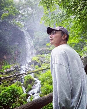 Hiroki Narimiya Instagram - 軽井沢旅行に来てます。軽井沢は標高1000mにある高原だから昼は28°c夜は17°cくらい。夏の軽井沢は最高です。

#軽井沢 
#hiki