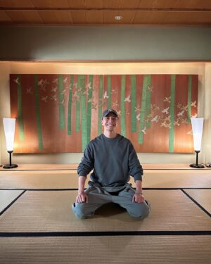 Hiroki Narimiya Instagram - 修善寺へ温泉旅行

畳に正座すると、何だか背筋が伸びますねw
修善寺は他の温泉地より静かでひっそりしてるから好きです。

鳥の鳴き声、虫の鳴き声と小川のせせらぎがBGM

#修善寺 
#自然な音
#onsen 
#hotsprings 
#soundofnature 
@yagyunosho