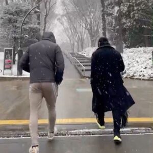 Hiroki Narimiya Instagram - Snowing in Tokyo. Take a walk in the park with a cup of coffee.
#snowing #初雪