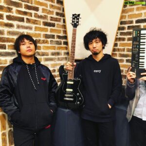 Hiroki Suzuki Instagram - 本日はNobさんとコライトした曲で中野さんと滝さんとZiNGスタジオ初めでした。
今年もメンバーでたくさん音楽してたくさんお酒を飲みたいと思います。
滝さんがドラムを叩きそれを優しい顔で見守る中野さんが本日のベストショットでした。
#9mmparabellumbullet #凛として時雨 #myfirststory #ZiNGJP #スタジオ初め #2019 #タグの使い方わからん