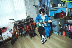 Hiroki Suzuki Instagram - Photo by @hurry 
半年経ってアー写をあげてなかったと気付くアーティスト1年生です。
30年微妙に隠してた顔を出す事にしました。(半年前)
鳥居洋介さんに素敵に撮っていただけて幸せです◎(半年前)