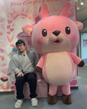 Hiroki Yasumoto Instagram - イワシカちゃんの圧が凄かったんだ。かわいかったけど。
あと社長が本当にドピンクだった（笑）
たのしかったし、いつも美味しい。
出張版、ありがとうございました！
#岩下の新生姜 
#いわしたの新生姜ミュージアム 

#笑セル