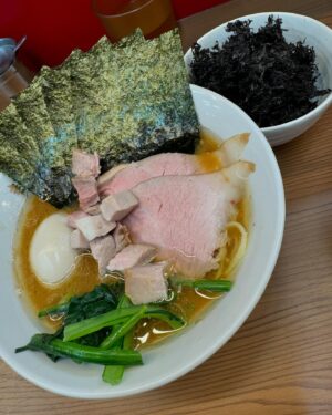 Hiroki Yasumoto Instagram - 野生の安元さんはよくラーメン屋さんに並んでるところを見つけられがちです。「あいつ、マジで並んでんじゃん。」って思いながらチラ見するのは全然結構。でも盗撮はしちゃダメよ。まぁ盗撮は対俺に限った事じゃねーけど。

#しかたねーじゃん
#美味いから並ぶんだよ