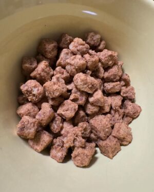 Hiroki Yasumoto Instagram - いただいたわけだ。そのまま食べても美味いんだが、小皿に盛ると、何と言うか、何故か、かつて飼っていた愛犬を思い出す。
ほんと、何故か。