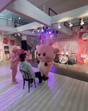 Hiroki Yasumoto Instagram - イワシカちゃんの圧が凄かったんだ。かわいかったけど。
あと社長が本当にドピンクだった（笑）
たのしかったし、いつも美味しい。
出張版、ありがとうございました！
#岩下の新生姜 
#いわしたの新生姜ミュージアム 

#笑セル