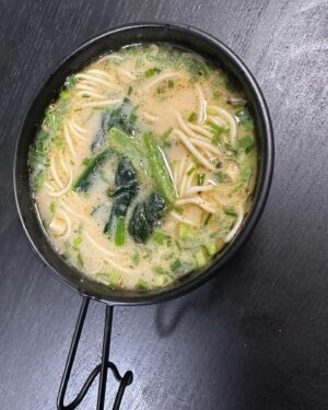 Hiroki Yasumoto Instagram - 白石晴香嬢がくれたラーメン
美味しかったよ
酒乱カップに丁度いいサイズ感だった。
#ふぁんも