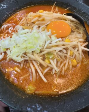 Hiroki Yasumoto Instagram - 盛岡にて啜りしもの。
冷麺とキムチ納豆ラーメン

美味かったのだよ。