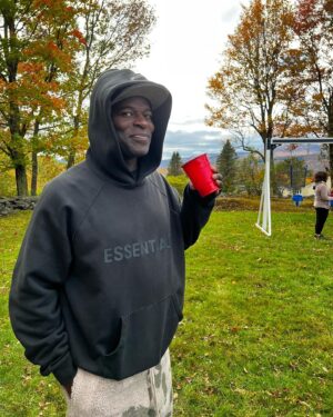 Hisham Tawfiq Instagram - I don’t drink but always wanted to take a picture with a Red Solo Cup, so here’s my phot shoot. 🤗🤷🏿