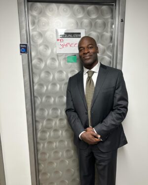 Hisham Tawfiq Instagram - Please join me tonight  Sunday at 8pm on CBS as Sameer Bentang on the @theequalizercbs. Had an amazing time with the cast of Equalizer and the amazing  @staceysargeant  who plays my wife Hiba Bentang and the rest of the Bentang family.  Directed by my brother @slick_naim 🙌🏿. #equalizer #Harlem #earbuffs