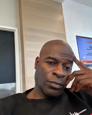 Hisham Tawfiq Instagram - Leg workout got me zapped! Trying to get ready for snowboarding season. Still trying to find the energy to leave the gym 😩😩 🏋🏾‍♂️🏂
