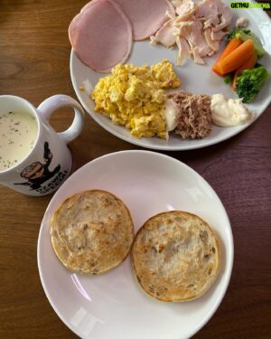 Hitoshi Ozawa Instagram - おはようさん❗️
洋食プレート食って
世紀の一戦に備える準備
ドジャースvsヤンキース
こりやたまらん❗️

YouTube撮影で何十年振りかに
歩いた竹下通り
しゅうとの新シリーズ⁉️
なのか❓笑