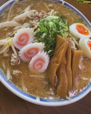 Hitoshi Ozawa Instagram - おはようさん❗️
札幌では
どこのラーメンが美味いのか
いつも迷走するので
空港で相性が良さげな二店舗の
生ラーメンを買い
合わせ味噌ならず合わせ二店舗❗️笑
邪道かもしれんが美味い👍