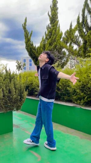 Ho Joon Instagram - 더위를 온몸으로 느끼는중🧊