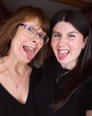 Hollie Arnold Instagram - 𝙸 𝚐𝚘𝚝 𝚒𝚝 𝚏𝚛𝚘𝚖 𝚖𝚢 𝙼𝚞𝚖𝚖𝚊 😝💜
•
•
Happy Mother’s Day to my world, my rock, my inspiration. 🫶🏻 I’m so lucky, I get to spend this incredible day with you. 
I love you ♥️
•
•
#mothersday #love #gotitfrommymama #happymothersday #lucky