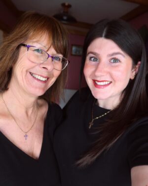 Hollie Arnold Instagram - 𝙸 𝚐𝚘𝚝 𝚒𝚝 𝚏𝚛𝚘𝚖 𝚖𝚢 𝙼𝚞𝚖𝚖𝚊 😝💜
•
•
Happy Mother’s Day to my world, my rock, my inspiration. 🫶🏻 I’m so lucky, I get to spend this incredible day with you. 
I love you ♥️
•
•
#mothersday #love #gotitfrommymama #happymothersday #lucky