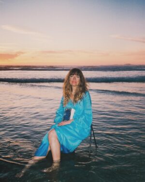 Holly Ringland Instagram - How do I even begin to speak about @hollygoeslightly . It feels fitting to be by the ocean while I talk about her. 
⠀⠀⠀⠀⠀⠀⠀⠀⠀
Whenever I go back home I find myself watching “Back to Nature” with my parents. Sitting in “my” seat on our couch with my family learning about Australian culture and nature through her. 
⠀⠀⠀⠀⠀⠀⠀⠀⠀
Discovering that she was visiting Ukee and was the Author of our book club book, my mind blew. I had to reach out. I felt such a connection to her without ever having met her.
⠀⠀⠀⠀⠀⠀⠀⠀⠀
And boy, when we met, did we cackle?! It blows my mind how briefly you can meet someone but feel so connected, like your souls knew one another. That’s how I felt with Holly. 
⠀⠀⠀⠀⠀⠀⠀⠀⠀
She is an absolute light, a force of good and kindness and love and joy. That has known darkness which makes her even brighter. I’m so thankful to have been able to spend this brief time with her and Sam. And it goes to show, when you feel that connection, don’t deny it, act. 
⠀⠀⠀⠀⠀⠀⠀⠀⠀
And also read her books!