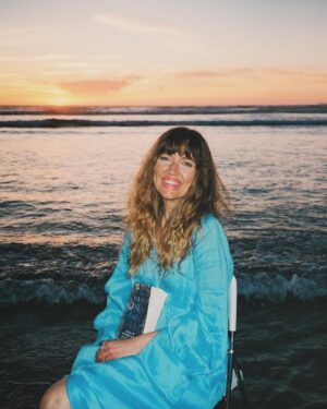 Holly Ringland Instagram - How do I even begin to speak about @hollygoeslightly . It feels fitting to be by the ocean while I talk about her. 
⠀⠀⠀⠀⠀⠀⠀⠀⠀
Whenever I go back home I find myself watching “Back to Nature” with my parents. Sitting in “my” seat on our couch with my family learning about Australian culture and nature through her. 
⠀⠀⠀⠀⠀⠀⠀⠀⠀
Discovering that she was visiting Ukee and was the Author of our book club book, my mind blew. I had to reach out. I felt such a connection to her without ever having met her.
⠀⠀⠀⠀⠀⠀⠀⠀⠀
And boy, when we met, did we cackle?! It blows my mind how briefly you can meet someone but feel so connected, like your souls knew one another. That’s how I felt with Holly. 
⠀⠀⠀⠀⠀⠀⠀⠀⠀
She is an absolute light, a force of good and kindness and love and joy. That has known darkness which makes her even brighter. I’m so thankful to have been able to spend this brief time with her and Sam. And it goes to show, when you feel that connection, don’t deny it, act. 
⠀⠀⠀⠀⠀⠀⠀⠀⠀
And also read her books!