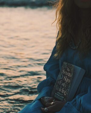 Holly Ringland Instagram - How do I even begin to speak about @hollygoeslightly . It feels fitting to be by the ocean while I talk about her. 
⠀⠀⠀⠀⠀⠀⠀⠀⠀
Whenever I go back home I find myself watching “Back to Nature” with my parents. Sitting in “my” seat on our couch with my family learning about Australian culture and nature through her. 
⠀⠀⠀⠀⠀⠀⠀⠀⠀
Discovering that she was visiting Ukee and was the Author of our book club book, my mind blew. I had to reach out. I felt such a connection to her without ever having met her.
⠀⠀⠀⠀⠀⠀⠀⠀⠀
And boy, when we met, did we cackle?! It blows my mind how briefly you can meet someone but feel so connected, like your souls knew one another. That’s how I felt with Holly. 
⠀⠀⠀⠀⠀⠀⠀⠀⠀
She is an absolute light, a force of good and kindness and love and joy. That has known darkness which makes her even brighter. I’m so thankful to have been able to spend this brief time with her and Sam. And it goes to show, when you feel that connection, don’t deny it, act. 
⠀⠀⠀⠀⠀⠀⠀⠀⠀
And also read her books!