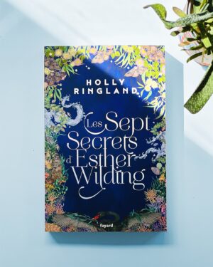 Holly Ringland Instagram - ✨ « Les Sept Secrets d’Esther Wilding » d’Holly Ringland sort aujourd’hui en librairie !
C’est un roman d’une grande beauté et profondément émouvant, où l’exploration sensible d’un amour sororal se mêle au courage de porter sur sa peau ce qu’on a sur le cœur. 

📖 Résumé
La dernière fois qu’Aura Wilding a été aperçue, elle marchait sur la grève, face à la mer. Elle est partie pour ne plus revenir, laissant derrière elle un cri strident et mystérieux. 

Un an plus tard, sa petite sœur Esther essaie de refaire sa vie. Et ce malgré une famille qui se déchire lentement à cause des non-dits et des ombres de ce drame.
De retour chez ses parents, à Binabong Bay, en Tasmanie, Esther fait la découverte du journal intime de sa sœur. Elle est troublée par les illustrations et les phrases énigmatiques que celle-ci se serait fait tatouer sur la peau, à son insu. 
Décidée à lever le voile sur les raisons de sa mort, Esther part pour le Danemark, sur les traces d’Aura, avec pour seuls guides les mythes et les légendes de femmes qui ont bercé leur enfance. 

Traduit de l’anglais par Dominique Haas et Stéphanie Leigniel

#HollyRingland #IdeeLecture