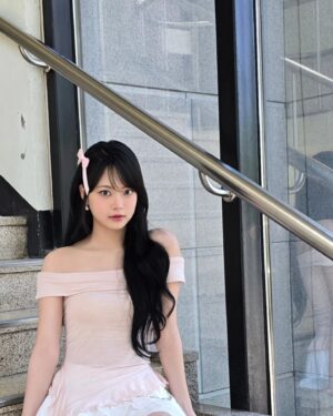 Hong Eun-chae Instagram - 🎀널 만나 interview