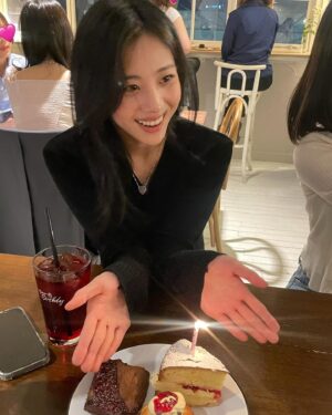 Hong Hwa-yeon Instagram - 긴 터널 지나 봄을 향해 🩰