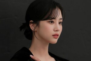 Hong Hwa-yeon Instagram - 🖤💙💜 @bhent_official 해피비..❤️‍🔥