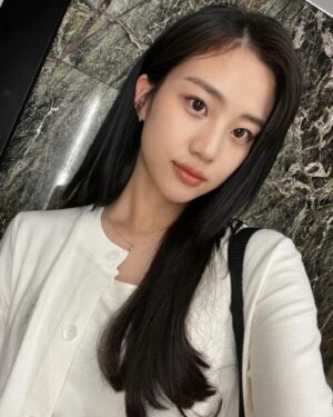Hong Hwa-yeon Instagram - 노력셀피들… 🤍😶