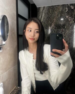 Hong Hwa-yeon Instagram - 노력셀피들… 🤍😶