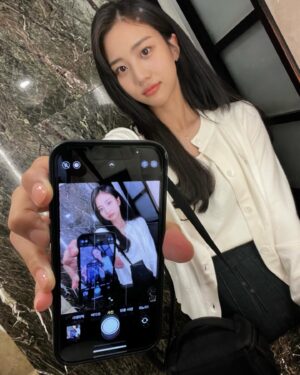 Hong Hwa-yeon Instagram - 노력셀피들… 🤍😶