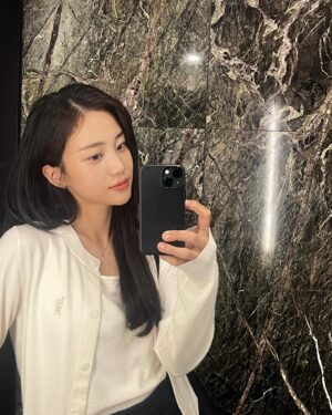 Hong Hwa-yeon Instagram - 노력셀피들… 🤍😶
