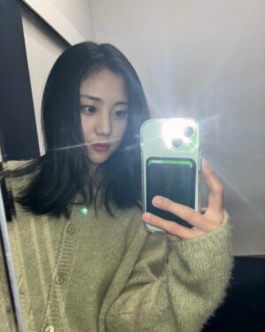 Hong Hwa-yeon Instagram - 푸르른 2024년 ~~~ 🩵🐸🐉🪽🪽